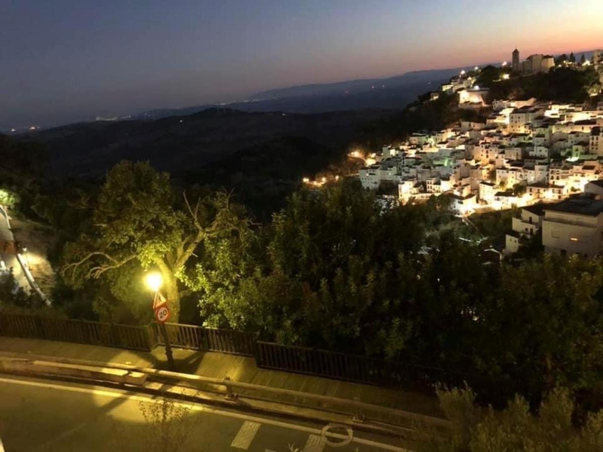 Stylish 3 Bed House 2 Bathrooms, With Patio, Roof Terrace And Communal Pool 5 Minutes Away From The Beautiful Spanish White Village Of Casares Pueblo And Only 20 Mins From The Sea Kültér fotó